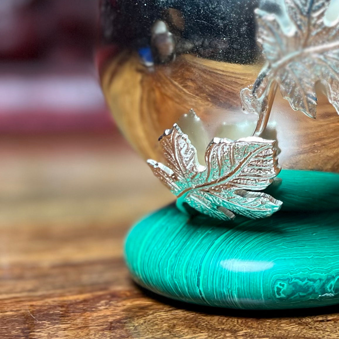 METAL BOWL WITH RESIN BASE