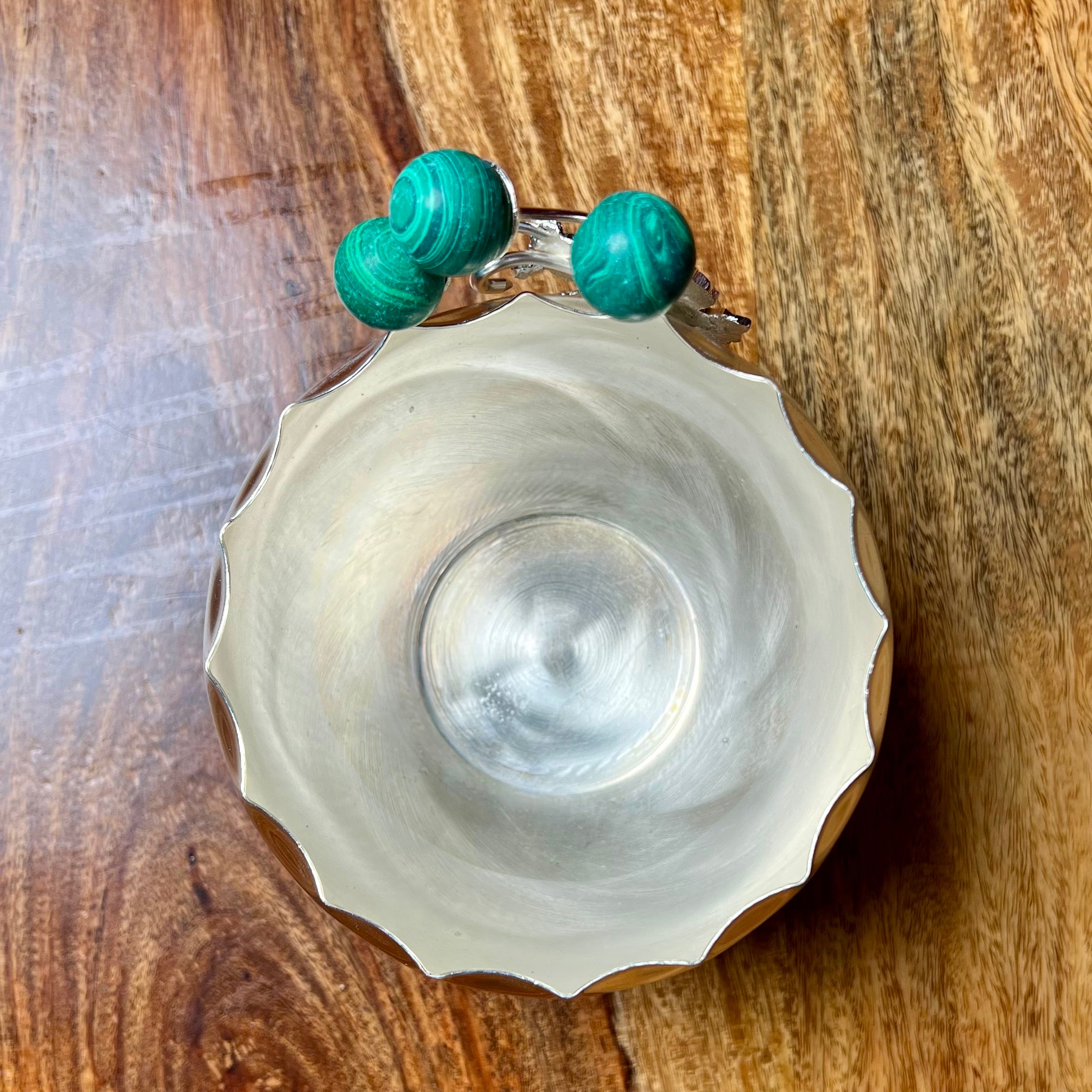 METAL BOWL WITH RESIN BASE