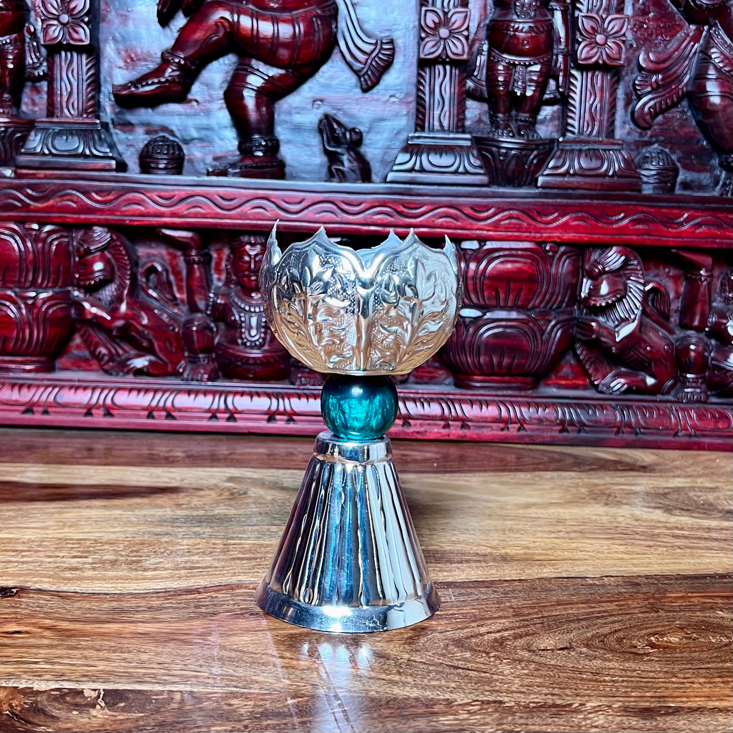 METAL LOTUS STAND