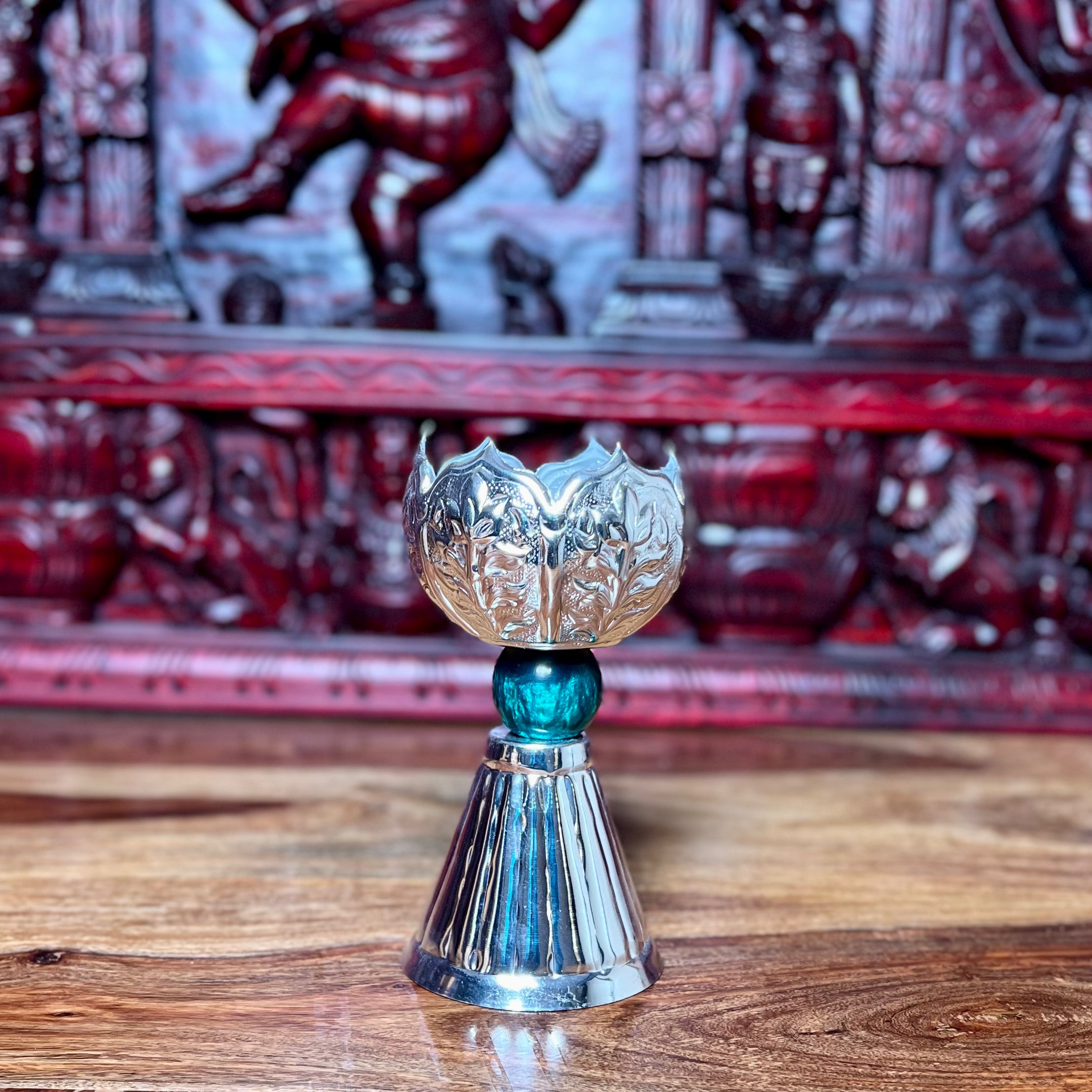 METAL LOTUS STAND