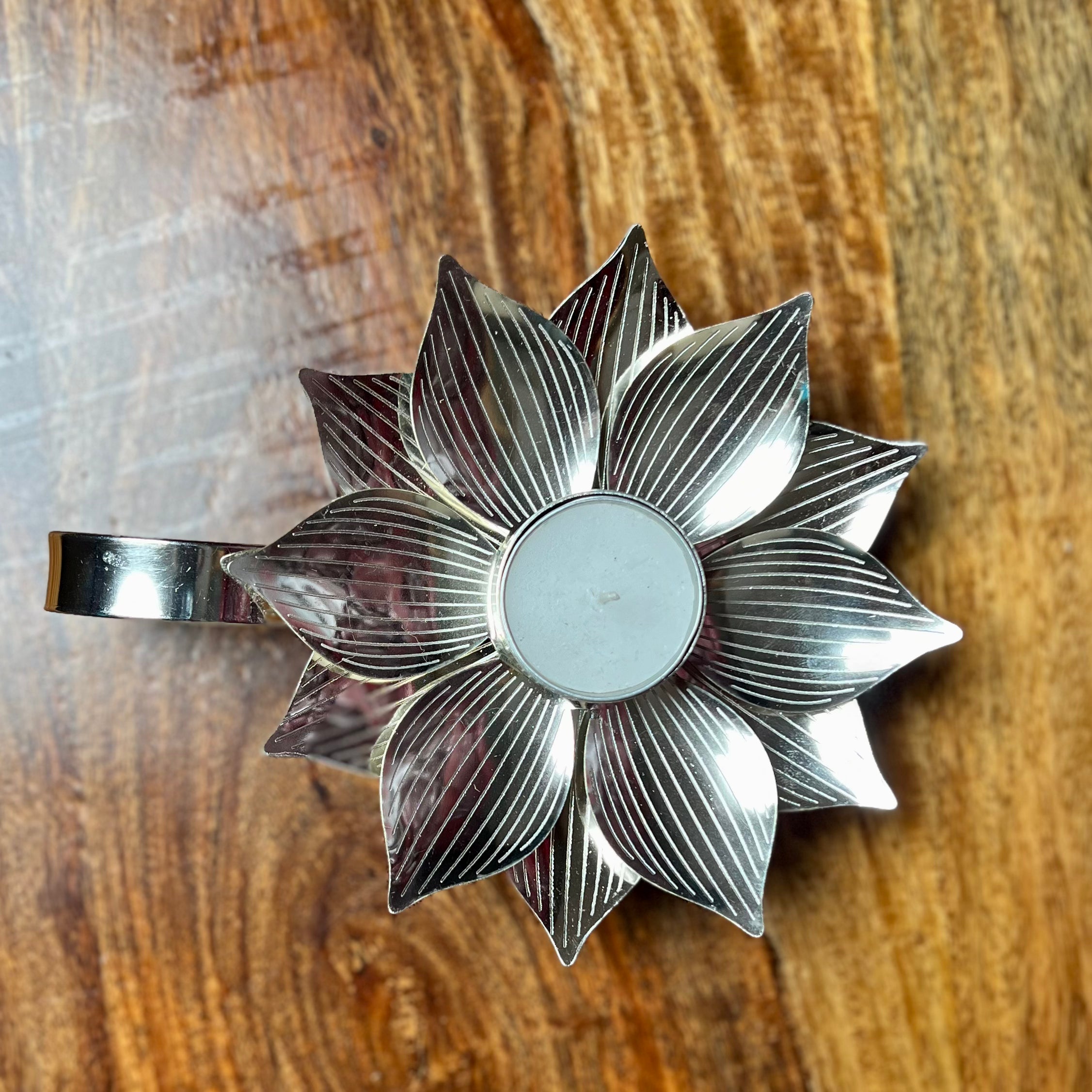 METAL LOTUS T-LIGHT WITH HANDLE
