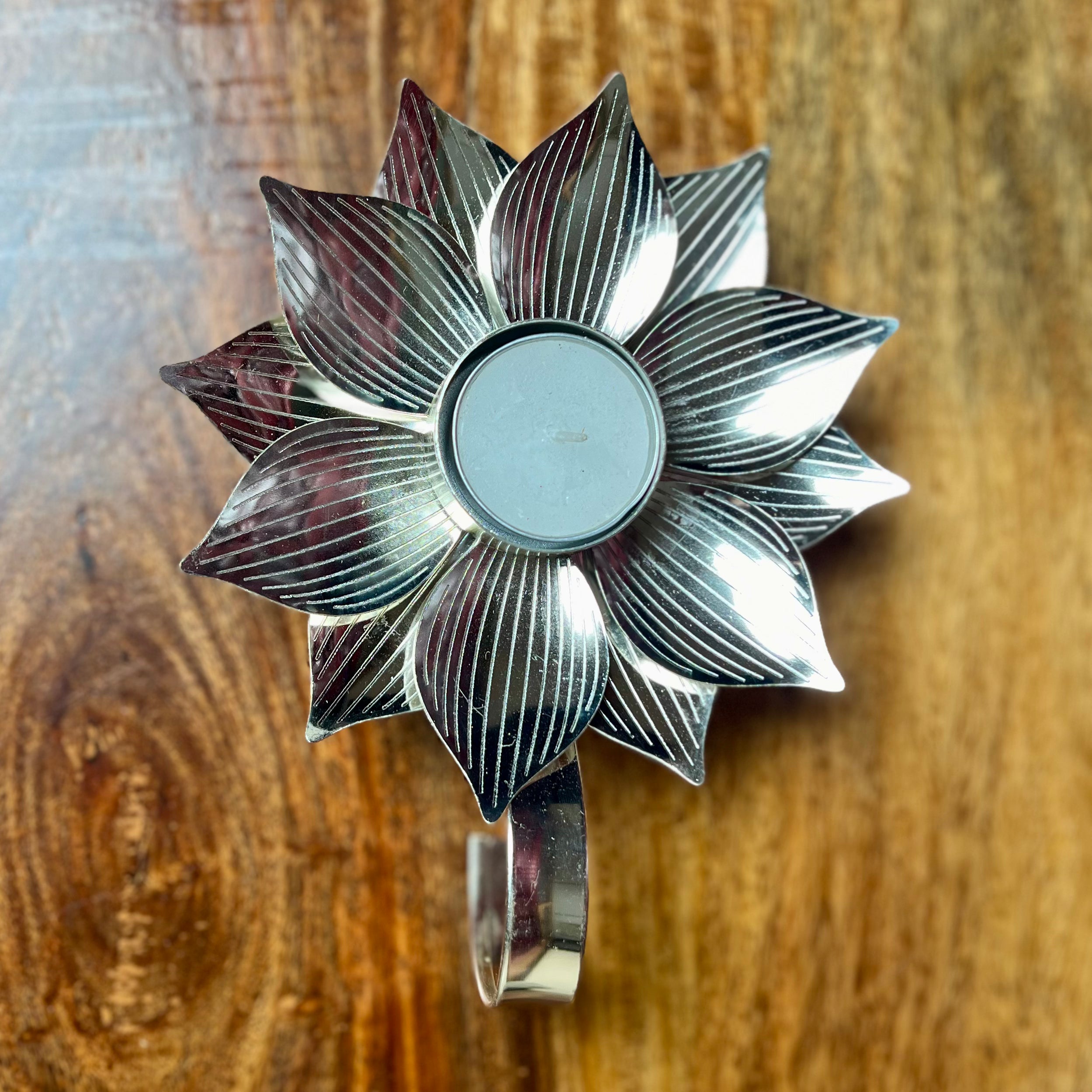METAL LOTUS T-LIGHT WITH HANDLE
